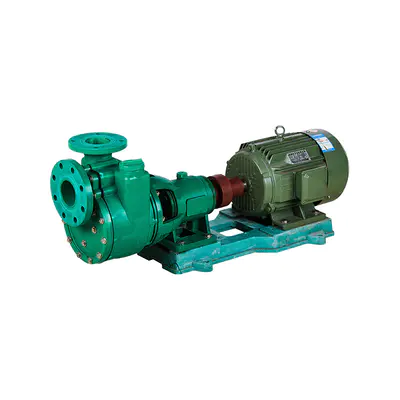 How does the plastic self-priming pump handle air or gas bubbles within the fluid?